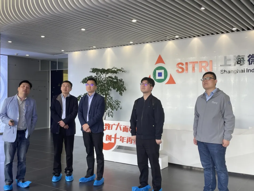 图2 参观“超越摩尔”研发中试线.png